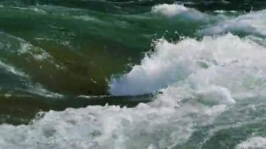 Sonbaharda Altai dağları. Katun Nehri.