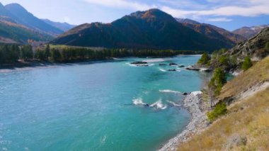 Sonbaharda Altai dağları. Katun Nehri.