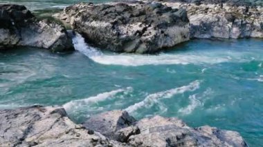 Sonbaharda Altai dağları. Elandinsky Katun nehrinde akıntıya kapıldı.