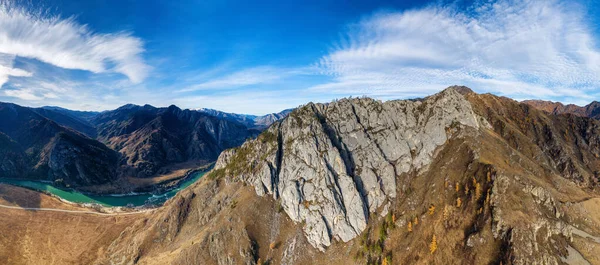 Sonbaharda Altai dağları. Logo sırtı. Hava görünümü.