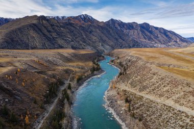Sonbaharda Altai dağları. Chuya Nehri. Hava görünümü.