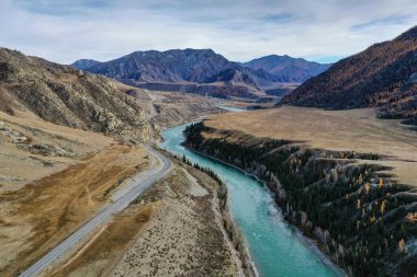 Sonbaharda Altai dağları. Chuya Nehri. Hava görünümü.