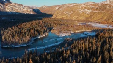 Sonbaharda Altai dağları. Chuya Nehri. Hava görünümü.