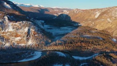 Sonbaharda Altai dağları. Chuya Nehri. Hava görünümü.