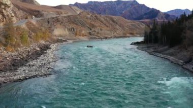 Sonbaharda Altai dağları. Chuya Nehri. Hava görünümü.