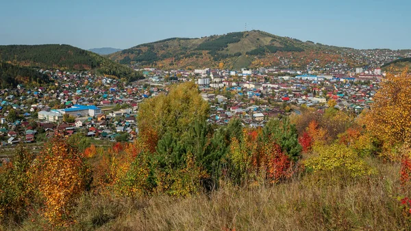 Sonbaharda Altai dağları. Gorno-Altaisk şehri - Altai Cumhuriyeti 'nin başkenti.