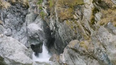 Sonbaharda Doğu Sayanlar. Dağ nehri Kyngarga.