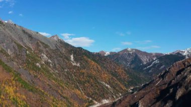 Sonbaharda Doğu Sayanlar. Tunkinskiye Goltsy tepesi.