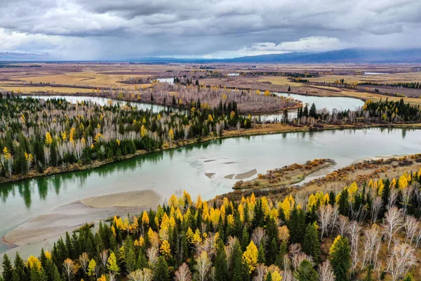 Sonbaharda Doğu Sayanlar. Yağmurdan önce Tunka vadisi. Irkut Nehri.