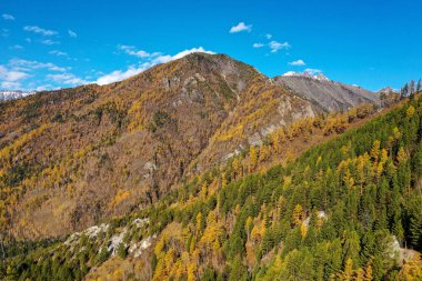 Sonbaharda Doğu Sayanlar. Tunkinskiye Goltsy tepesinin karlı zirveleri. Hava görünümü.
