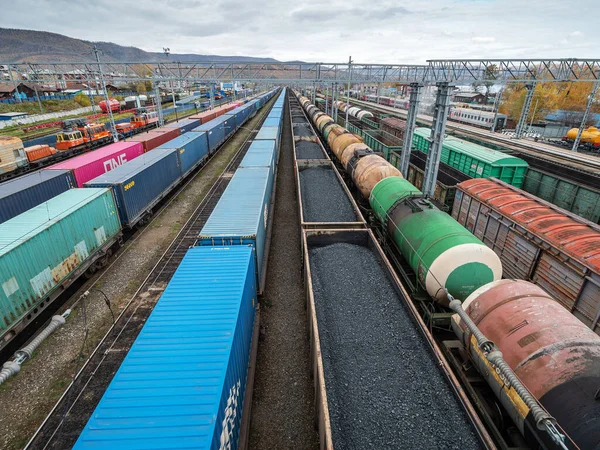 Demiryolu taşımacılığı. Trans-Sibirya demiryolunun bir bölümü, Baykal Gölü kıyısındaki Slyudyanka istasyonunda kömür, petrol ve konteynır taşıyan trenler..