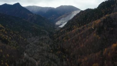 Baykal Gölü 'nün çevresi. Khamar-Daban sırtı. Slyudyanka Nehri Boğazı. Mermer ocağı. Hava görünümü.