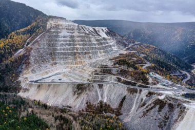 Baykal Gölü 'nün çevresi. Khamar-Daban sırtı. Slyudyanka Nehri Boğazı. Mermer ocağı. Hava görünümü.