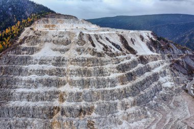Baykal Gölü 'nün çevresi. Khamar-Daban sırtı. Slyudyanka Nehri Boğazı. Mermer ocağı. Hava görünümü.