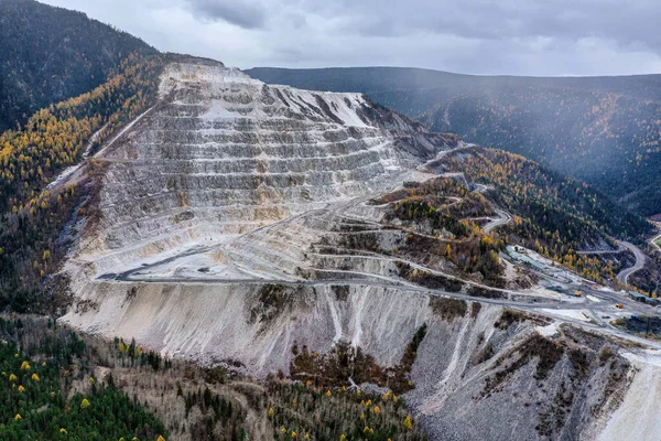 Baykal Gölü 'nün çevresi. Khamar-Daban sırtı. Slyudyanka Nehri Boğazı. Mermer ocağı. Hava görünümü.