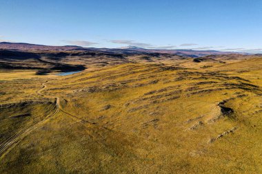 Baykal Gölü 'nün çevresi. Sonbaharda Tazheran bozkırları. Hava görünümü.