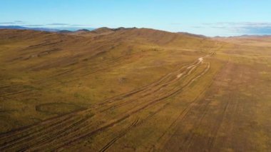 Baykal Gölü 'nün çevresi. Sonbaharda Tazheran bozkırları. Hava görünümü.