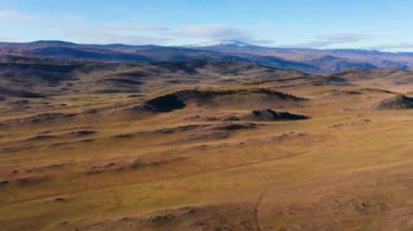 Baykal Gölü 'nün çevresi. Sonbaharda Tazheran bozkırları. Hava görünümü.