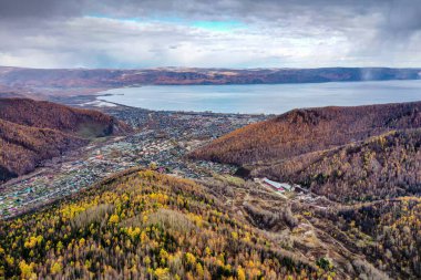 Baykal Gölü 'nün çevresi. Khamar-Daban sırtı. Slyudyanka kasabası. Hava görünümü.