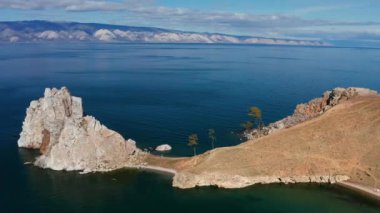 Sonbaharda Baykal Gölü. Burhan Burnu, Olkhon adasındaki Şamanka kayası. Hava görünümü.