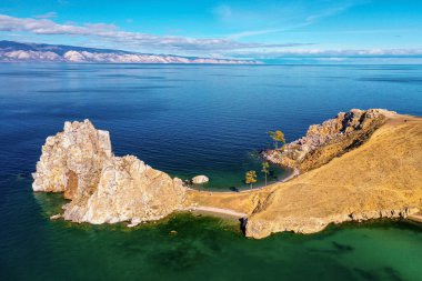 Sonbaharda Baykal Gölü. Burhan Burnu, Olkhon adasındaki Şamanka kayası. Hava görünümü.