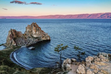 Sonbaharda Baykal Gölü. Burhan Burnu, Olkhon adasındaki Şamanka kayası. Hava görünümü.