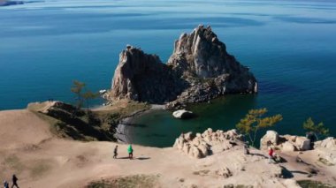 Sonbaharda Baykal Gölü. Burhan Burnu, Olkhon adasındaki Şamanka kayası. Hava görünümü.