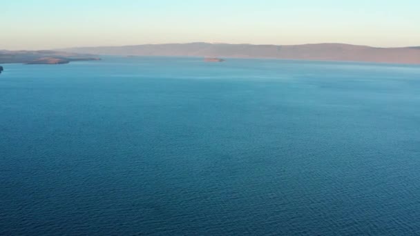 Sonbaharda Baykal Gölü Küçük Deniz Boğazı Hava Görünümü — Stok video