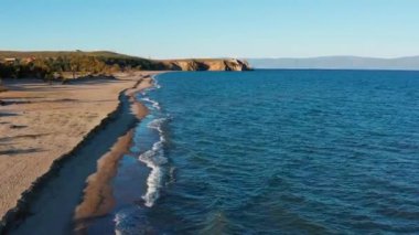 Sonbaharda Baykal Gölü. Olkhon Adası 'nın kum tepeleri. Hava görünümü.