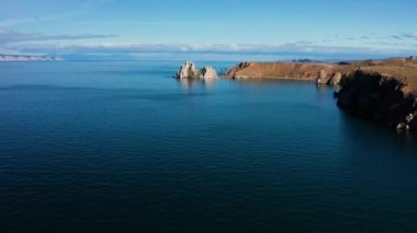 Sonbaharda Baykal Gölü. Olkhon Adası. Burkhan Yarımadası ve Şaman Kayası. Hava görünümü.