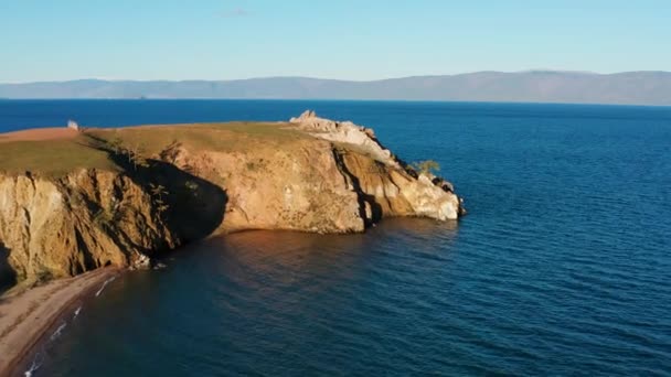 秋にバイカル湖 オルホン島 ブルクハン半島とシャーマン ロック 空中風景 — ストック動画