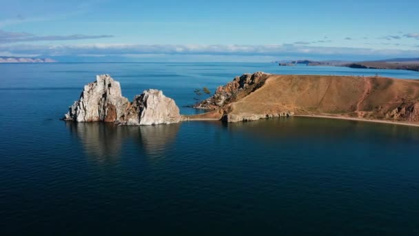 Jezero Bajkal Podzim Ostrov Olkhon Burkanský Poloostrov Shaman Rock Letecký — Stock video