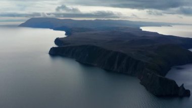 Sonbaharda Baykal Gölü. Olkhon Adası. Khoboy pelerini. Hava görünümü.