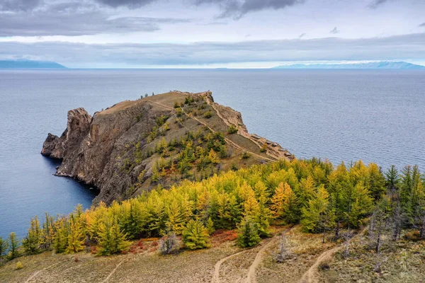 Sonbaharda Baykal Gölü. Olkhon Adası. Khoboy pelerini. Hava görünümü.