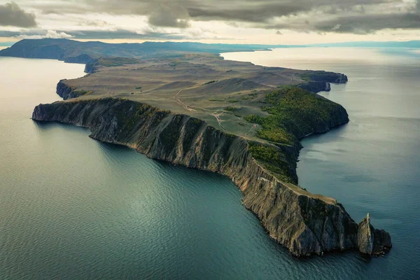 Sonbaharda Baykal Gölü. Olkhon Adası. Khoboy pelerini. Hava görünümü.