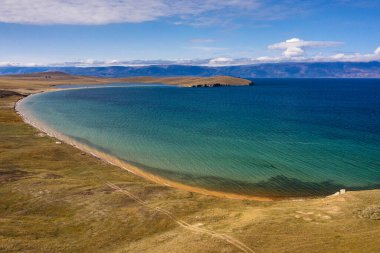 Sonbaharda Baykal Gölü. Olkhon Adası. Togai Körfezi. Hava görünümü.