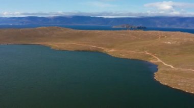 Sonbaharda Baykal Gölü. Olkhon Adası. Togai Körfezi, Elgay Burnu ve Hanhoy Gölü. Hava görünümü.