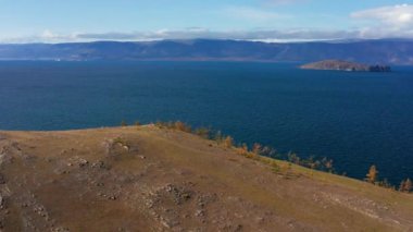 Sonbaharda Baykal Gölü. Olkhon Adası. Togai Körfezi, Elgay Burnu ve Hanhoy Gölü. Hava görünümü.