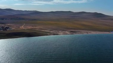 Sonbaharda Baykal Gölü. Olkhon Adası. Hava görünümü.