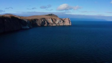 Sonbaharda Baykal Gölü. Olkhon Adası. Amtakhorski Körfezi ve Shunte-Left Burnu. Hava görünümü.