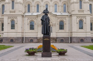 Kronstadt 'ta. St. Nicholas Deniz Katedrali 'nde Amiral Fyodor Ushakov' un anıtı..
