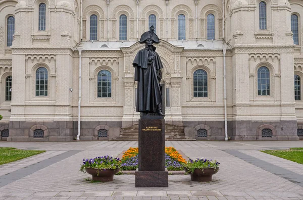 Kronstadt 'ta. St. Nicholas Deniz Katedrali 'nde Amiral Fyodor Ushakov' un anıtı..