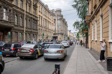 Yazın St. Petersburg 'da. Nevsky Prospekt. Şehirde trafik vardı..