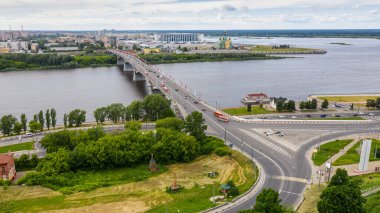 Nizhny Novgorod. Oka Nehri. Kanavinsky Köprüsü manzarası. Hava görünümü.