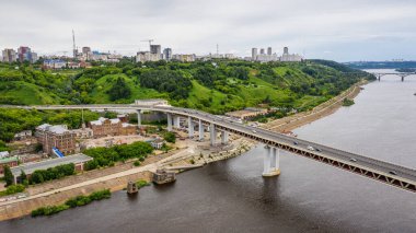 Nizhny Novgorod. Oka Nehri. Metro köprüsünün görüntüsü. Hava görünümü.