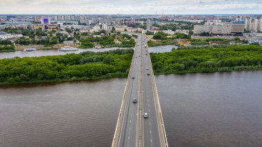 Nizhny Novgorod. Oka Nehri. Metro köprüsünün görüntüsü. Hava görünümü.
