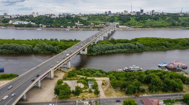 Nizhny Novgorod. Oka Nehri. Metro köprüsünün görüntüsü. Hava görünümü.