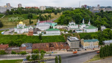 Nizhny Novgorod. İlk Çağrı St. Andrew Kilisesi ve Açıklama Manastırı 'nın manzarası. Hava görünümü.