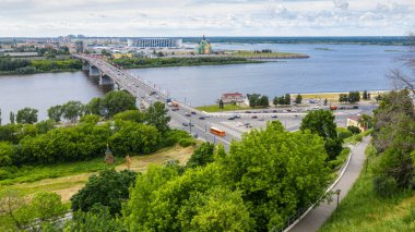Nizhny Novgorod. Oka Nehri. Kanavinsky Köprüsü manzarası. Hava görünümü.