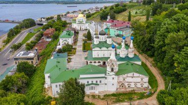 Nizhny Novgorod. İlk Çağrı St. Andrew Kilisesi ve Açıklama Manastırı 'nın manzarası. Hava görünümü.